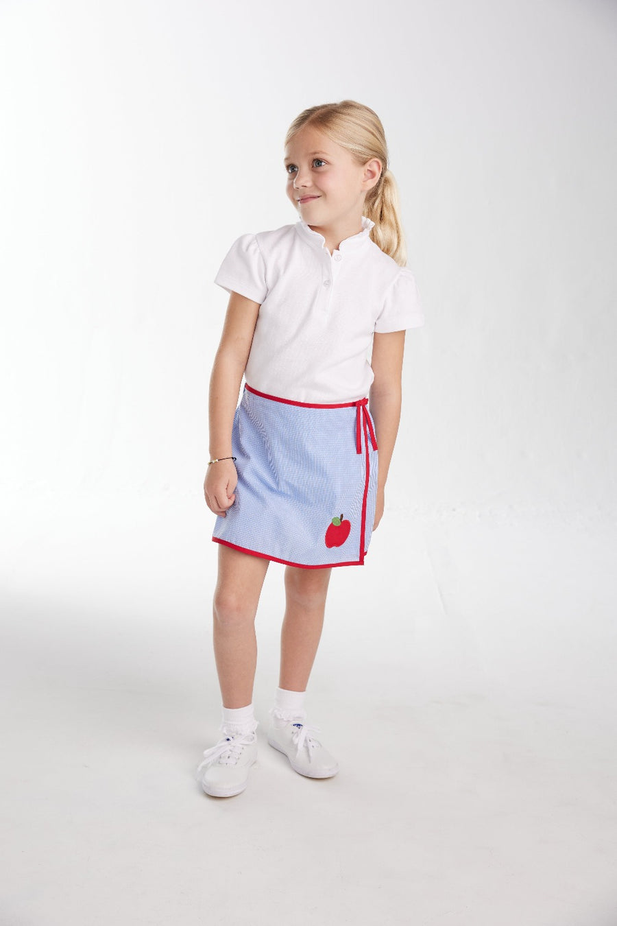Little English girl's ruffled polo shirt, white knit